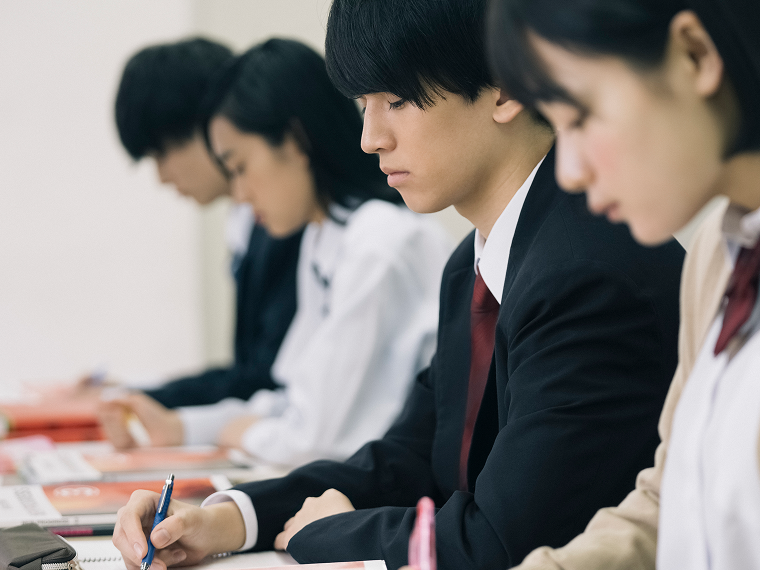 学校の授業や集団塾ではうまく質問できない